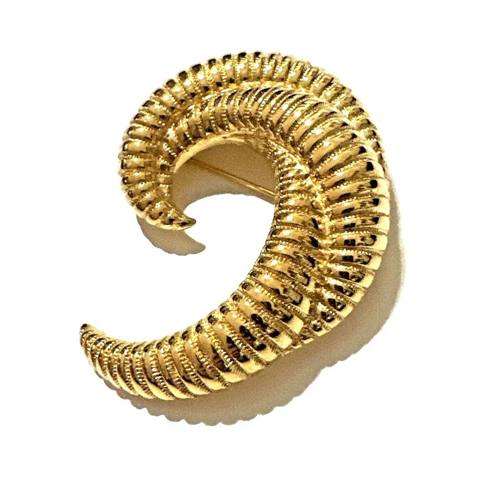 Vintage Monet Ribbed Swirl Brooch Gold Tone Textured Wave Pattern Pin 2.25